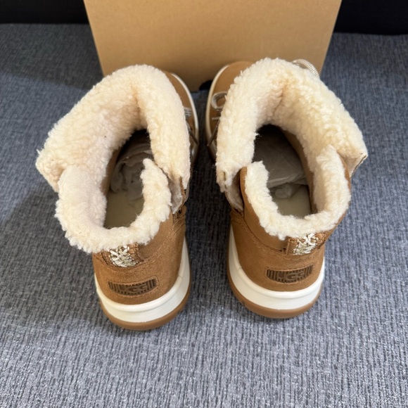 UGG Women’s Lakesider Heritage Lace Waterproof Booties. - Picture 10 of 16